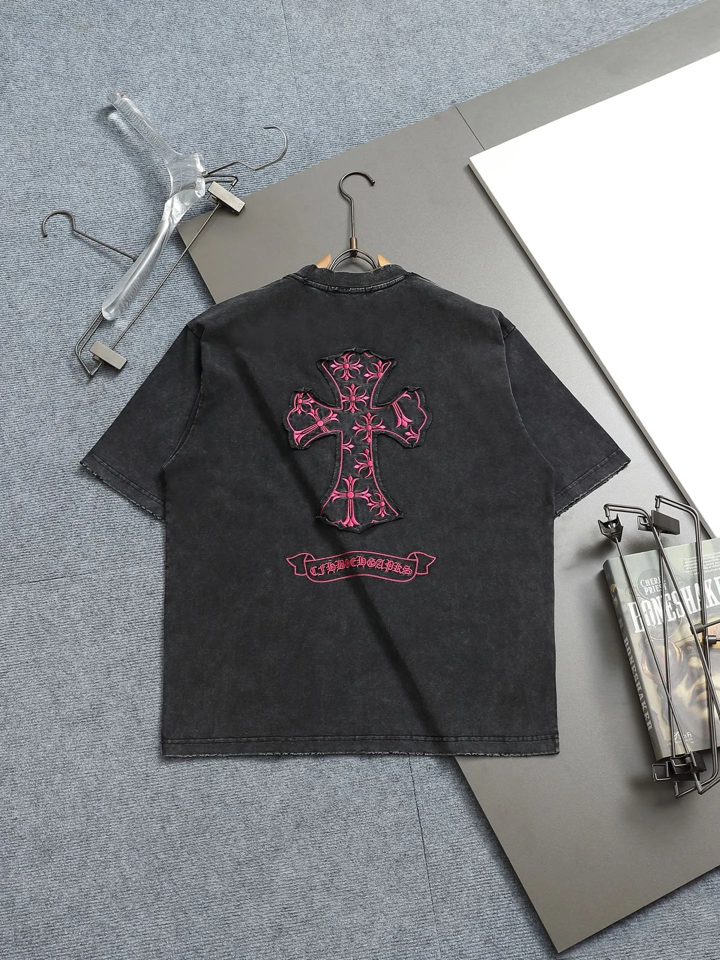 🅿️230 𝗖𝗵𝗿𝗼𝗺𝗲 𝗛𝗲𝗮𝗿𝘁𝘀/Cro Heart 2025 Cross Patch Embroidery Summer New Original Counter American Acid Washed Old Laser Burnt Patch Embroidery Couple Casual Short Sleeve T-shirt 👑The highest version! Customized fabric 300g double yarn! American acid-washed and distressed original fabric laser burnt ✟appliqué embroidery and exquisite embroidery of letters! The best-selling model at the counter. It is very comfortable to wear. It is low-key yet luxurious. It is very classy when worn. The large version and tailoring are needless to say. The upper body is exquisite and vivid👍High-end first-class materials. A truly palace-level product. The cotton from Turkey is of outstanding quality. After heavy washing, the clothes are very soft! Not picky, the upper body is absolutely stylish and extremely luxurious. Auxiliary materials: The original model has been authenticated and labeled ➕100% silk washed with water label. Genuine purchase-grade original hangtag➕matching hanging rope➕3D hanging beads➕original packaging bag. Craftsmanship: The original version has consistent wiring! The highest version of the armhole matching technique! Countless times of pattern making to 100% restore the original appearance! The correct version is the same for men and women, super eye-catching, super good-looking, and super atmospheric! Color: White Black Size: S-XL